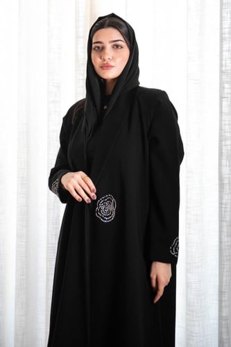 عباية كريب راقي بتطريز وردة ناعمة