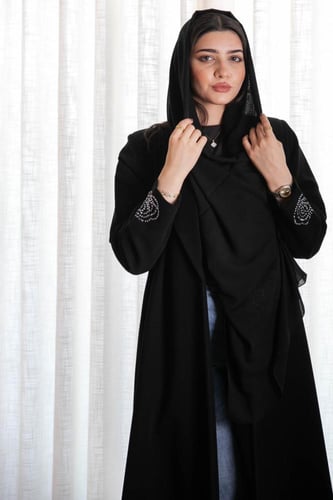 عباية كريب راقي بتطريز وردة ناعمة