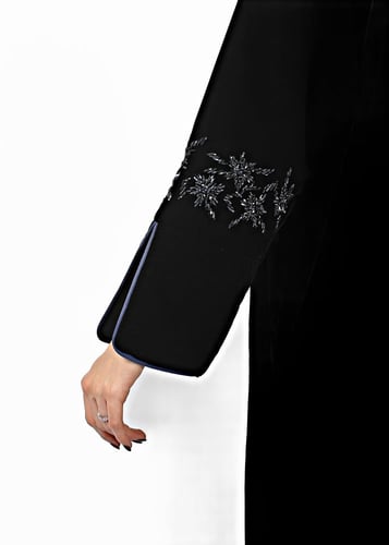 عباية مخمل أسود مع شك بالأكمام