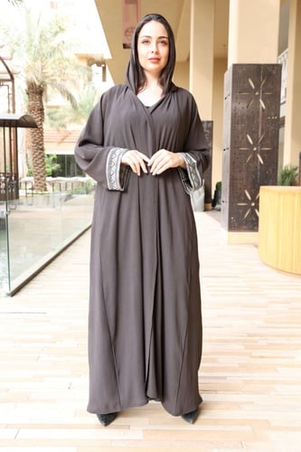 عباية كريب مطرزة لون رمادي غامق