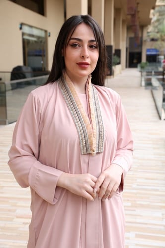 عباية كريب مزينة بكلفة يدوي لون وردي