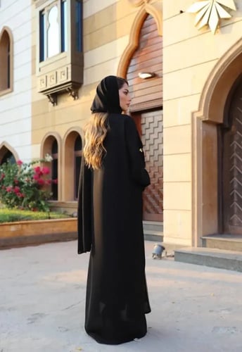 عباية عملية مع ٣ طرح سوداء ونقاب