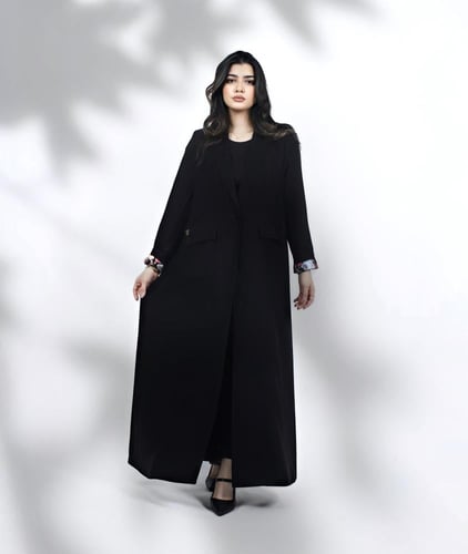 بلايزر أسود ومشجر من الداخل