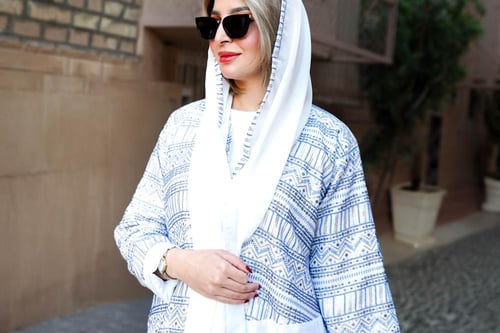 عباية لنن بشك وتطريز يدوي اللون الابيض