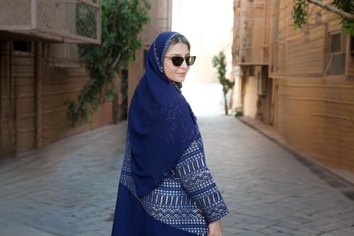 عباية لنن بشك وتطريز يدوي اللون الكحلي