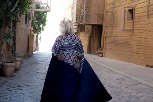 عباية لنن بشك وتطريز يدوي اللون الاسود