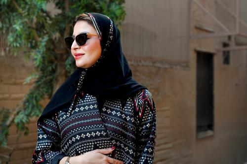 عباية لنن بشك وتطريز يدوي اللون الاسود