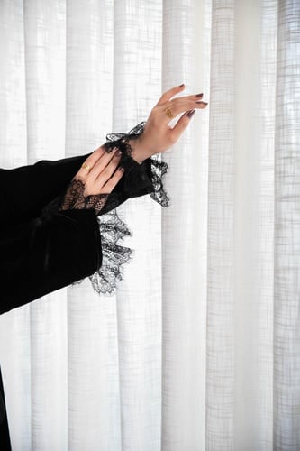 عباية مخمل مع دانتيل فرنسي اسود