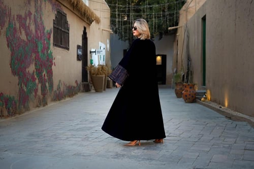 عباية ملكي واكمام باللون البني والاسود