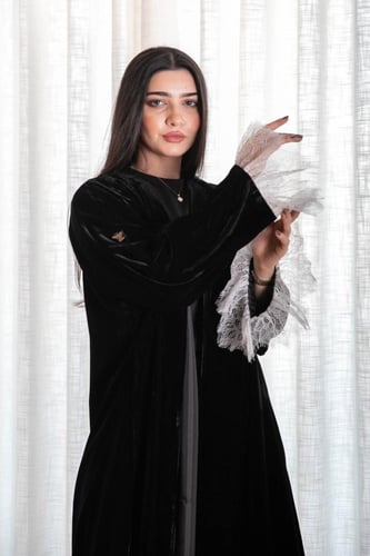 عباية مخمل مع دانتيل فرنسي ابيض