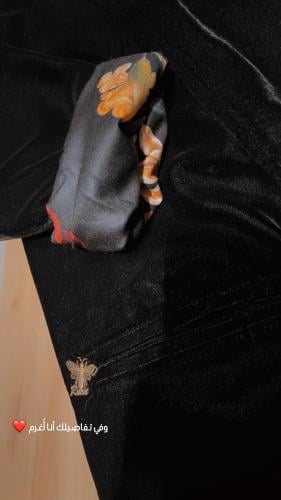 بليزر مخمل أسود ببطانة مشجرة