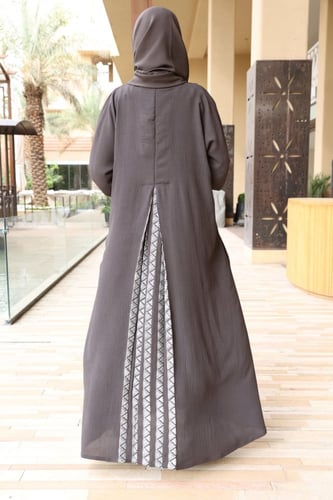 عباية كريب مطرزة لون رمادي غامق