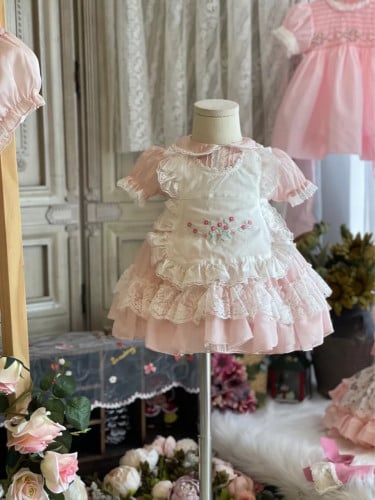 فستان كلاسيكي من الدانتيل الاسباني