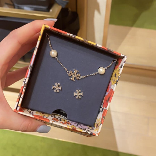 بوكس هدايا المواسم من توري بورش سوارة وحلق فضي