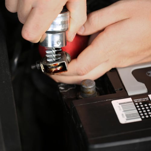 ادة مخصص لتنظيف اطراف وكيبل البطارية