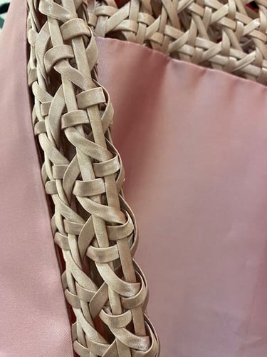 جلابيه تفتا مع فتحات بشكل هندسي