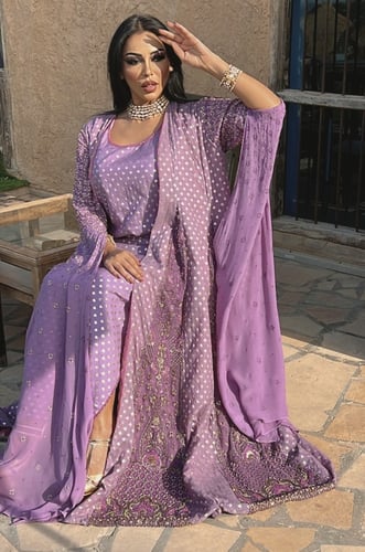 دقلة مطرزة مع اكمام طويلة مع فستان