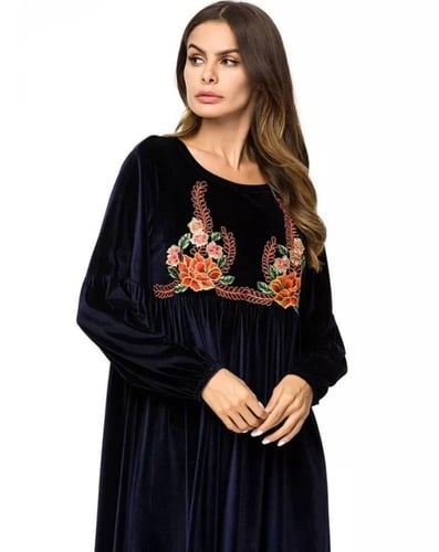 فستان مخمل أنيق من YIHENGMEI مطرز بالورد .