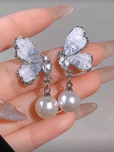 اقراط أذن الفراشة المزينه باللؤلؤ ، ناعمه ومميزه