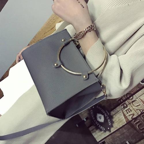 حقيبة يد وكتف ناعمة وبسيطة من الجلد .