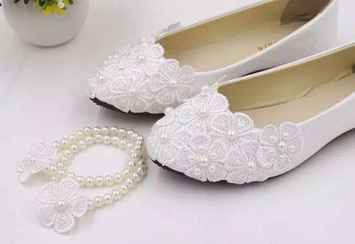 حذاء فلات أنيق مزين بالورد واللؤلؤ