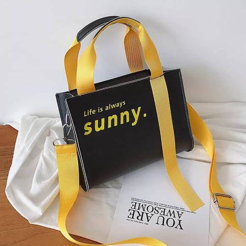 حقيبة يد وكتف ، صفيرة وجميلة . مناسبة للبناات ،