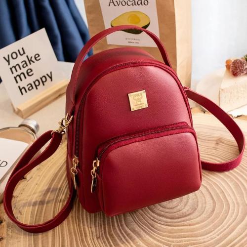 حقيبة ظهر صغيرة من الجلد ، ناعمة وانيقه .