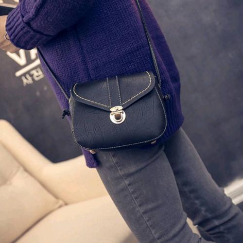 شنطه ناعمه صغيرة من الجلد الساده ..