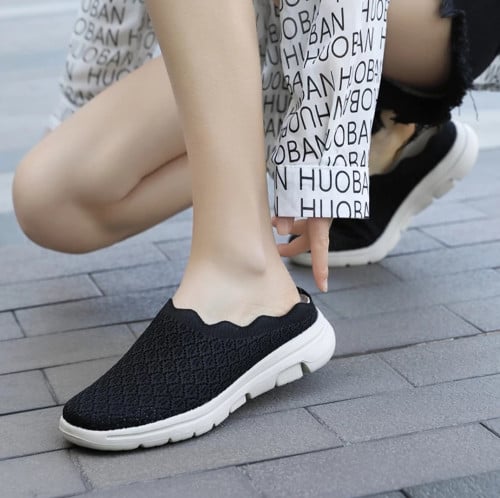 حذاء بتصميم رياضي خفيف ومريح ،