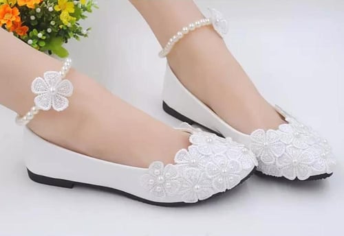 حذاء فلات أنيق مزين بالورد واللؤلؤ
