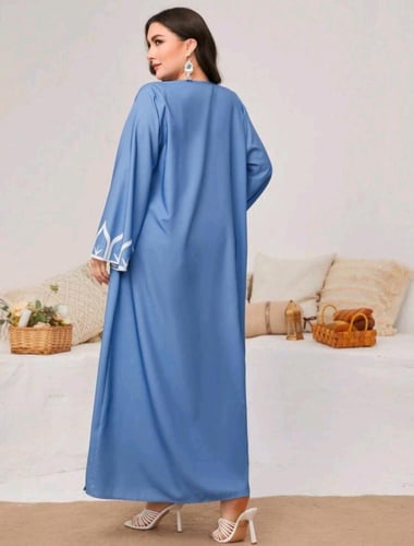 طقم أنيق من فستان مع عبايه .