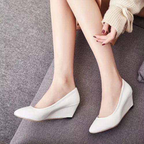 حذاء سادة متوسط الكعب ، جميلة وأنيقة