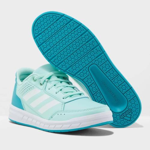 حذاء رياضي من أديداس