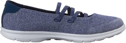 حذاء فلات من سكتشرز مصمم بشكل مريح ومدعم بفرش ميمو...