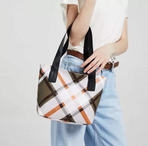 حقيبة خفيفة وبسيطة متوسطة الحجم ،