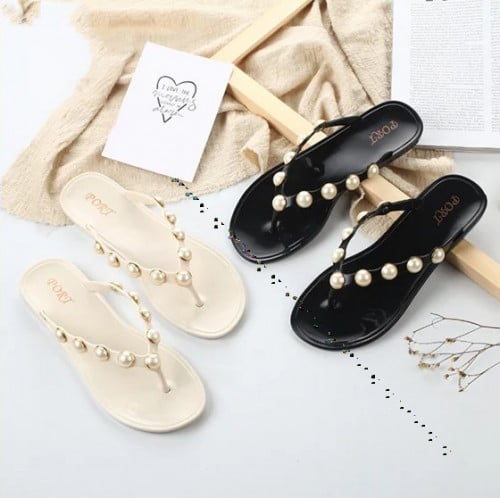 شبشب ناعم مزين باللؤلؤ .