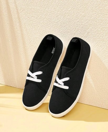 حذاء مسطح بتصميم رياضي مريح