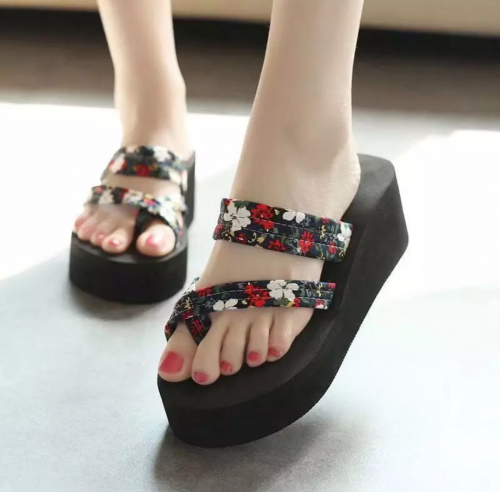 شبشب جميل مزين بالأزهار بقاعدة من ال Eva