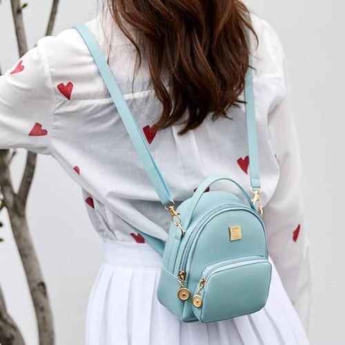 حقيبة ظهر صغيرة من الجلد ، ناعمة وانيقه .