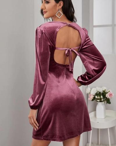 فستان قصير من المخمل الراقي ، موديل جذاب وجميل .