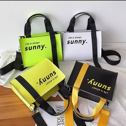 حقيبة يد وكتف ، صفيرة وجميلة . مناسبة للبناات ،