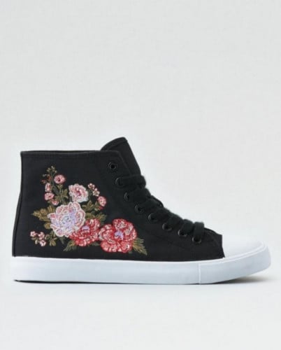 حذاء مطرز بالورد من مجموعة American Eagle