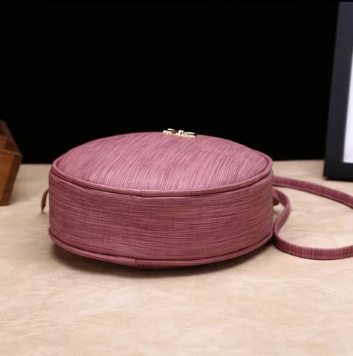 حقيبة يد وكتف بتصميم دائري أنيق وسعة جميلة