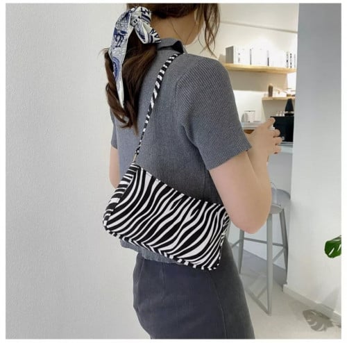 حقيبة صغيرة وبسيطة ،