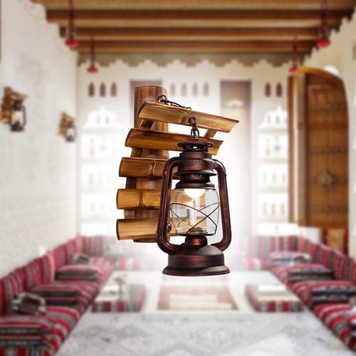 فانوس تراثي قديم مع حامل خشبي