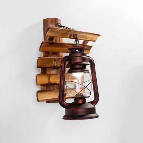 فانوس تراثي قديم مع حامل خشبي