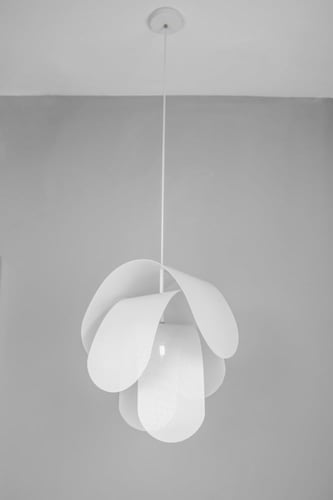 معلقة حديد مودرن شرائح بيضاء