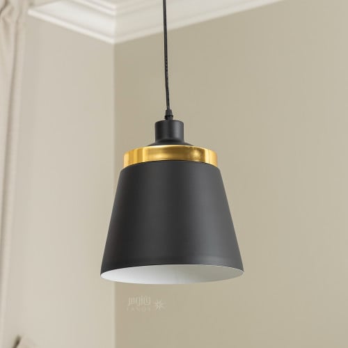 ثريا علاقية اسود مع اطار ذهبي لامع