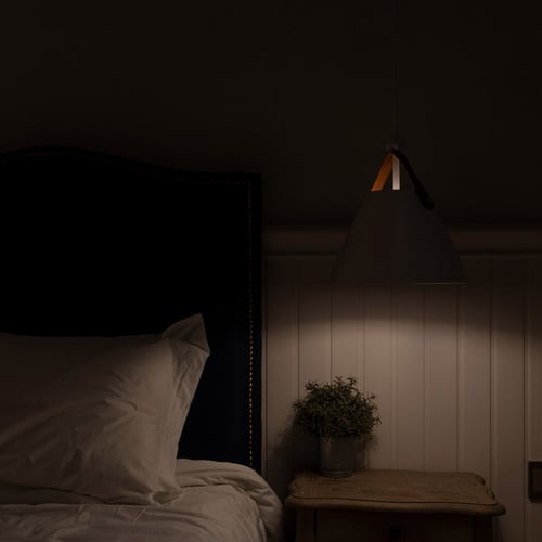 ثريا علاقي ابيض مفرد مع قاعدة جلد