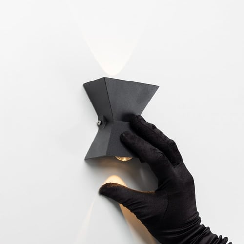 ابليك جداري خارجي مثلثين لمبتين اسود